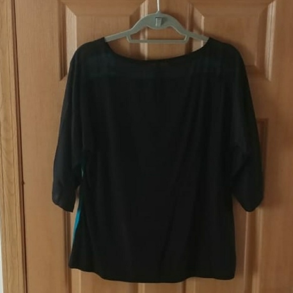 Floral 3/4 top - Picture 2 of 5